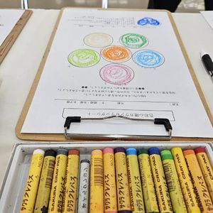 れ前にクレヨン奥に６つの〇に色を塗った用紙